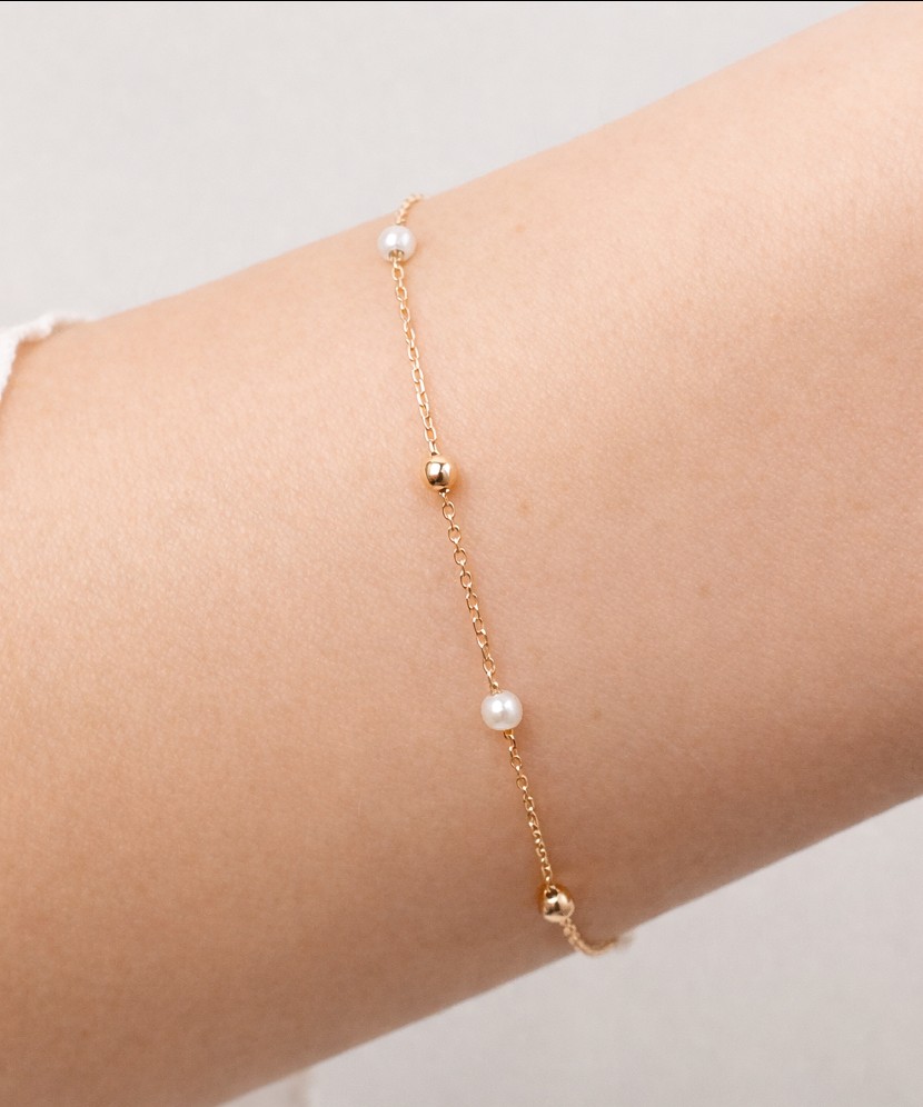 Gold bracelet with pearls
