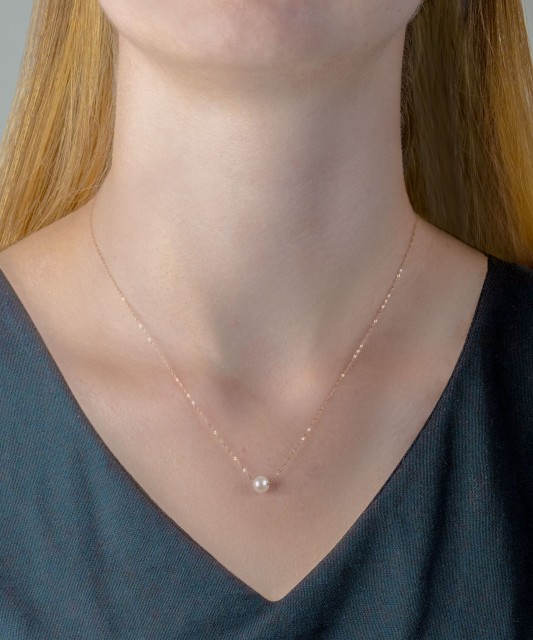 Gold chain with pearl pendant