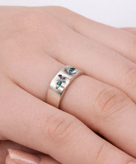 Серебряное кольцо с кристаллами