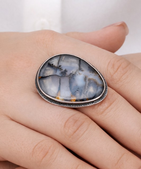 Sterling silver ring with agate