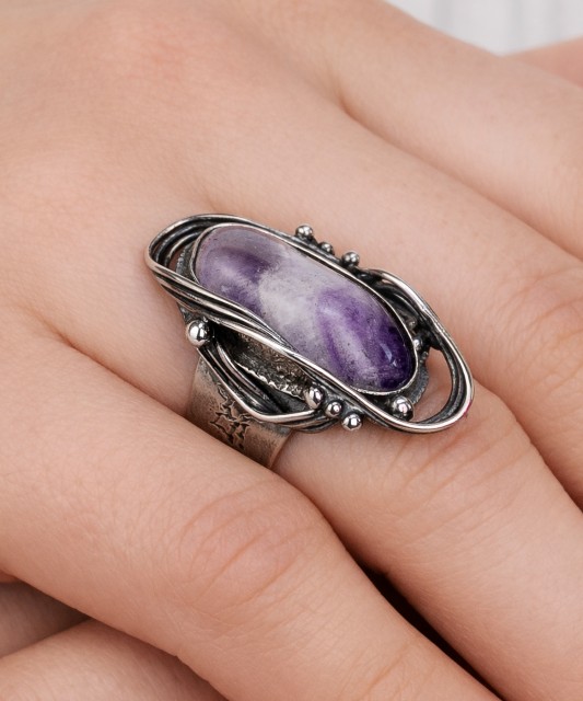 Серебряное кольцо с чароитом