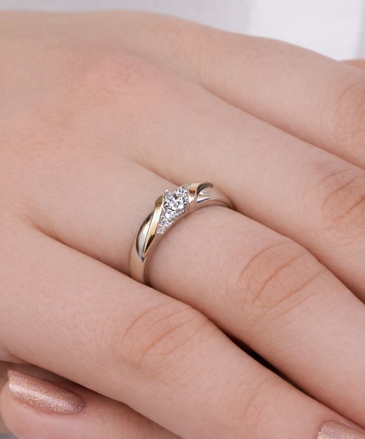 Кольцо из позолоченного серебра с цирконами