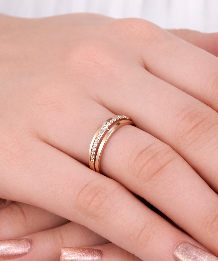 Gold ring with zircons