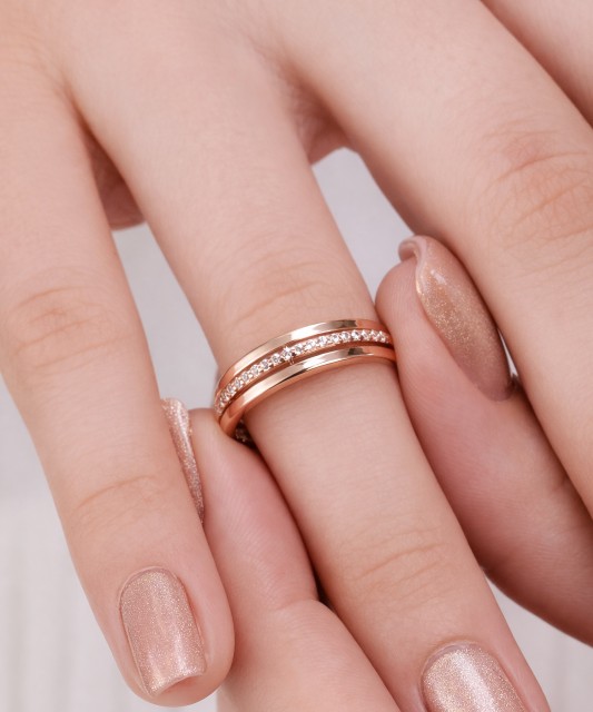 Gold ring with zircons