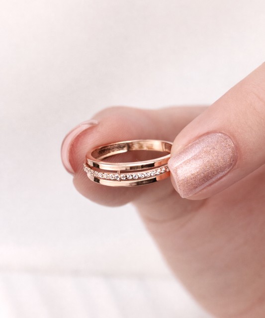 Gold ring with zircons