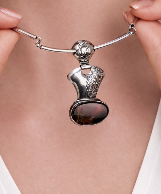 Silver necklace with labradorite pendant