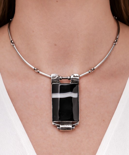 Silver necklace with agate pendant