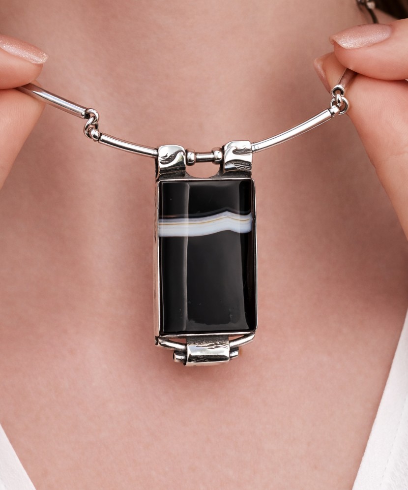 Серебряное ожерелье с подвеской из агата