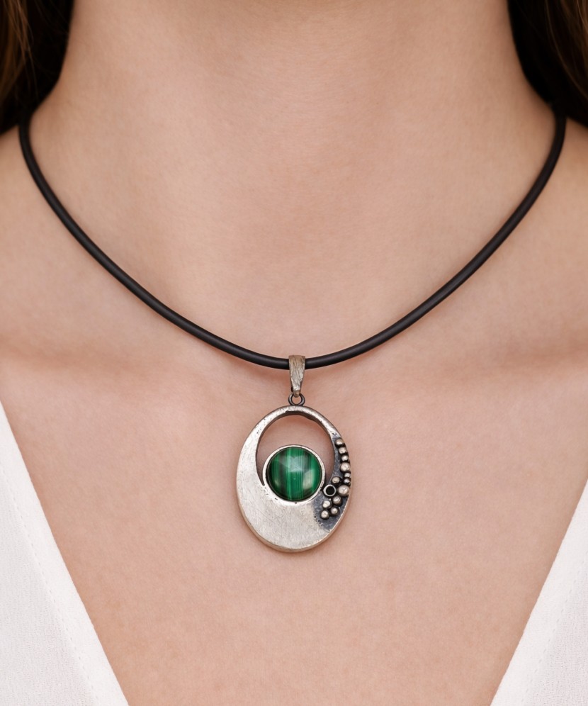 Sterling silver pendant with malachite