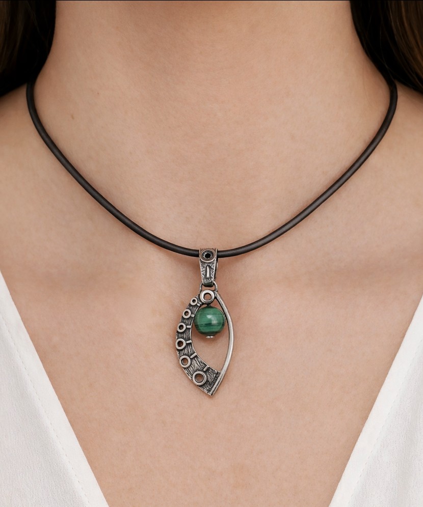 Sterling silver pendant with malachite