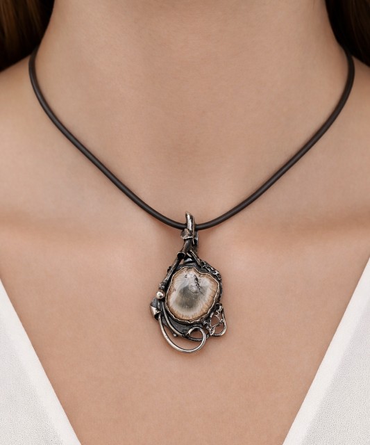 Silver pendant with acacia stone