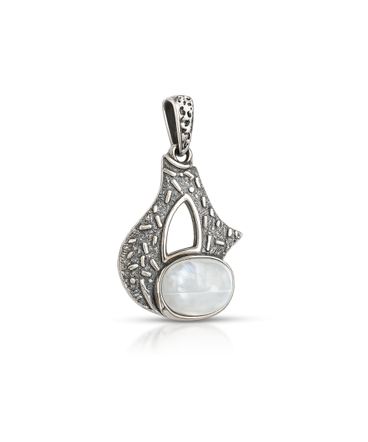 Silver pendant with moonstone