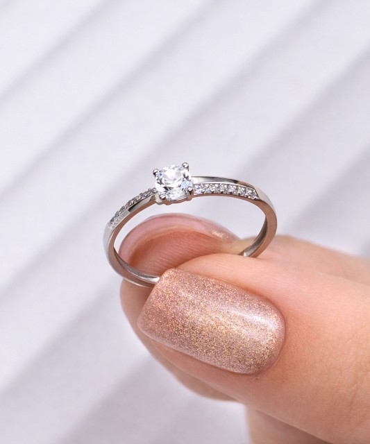 Кольцо из белого золота с цирконами