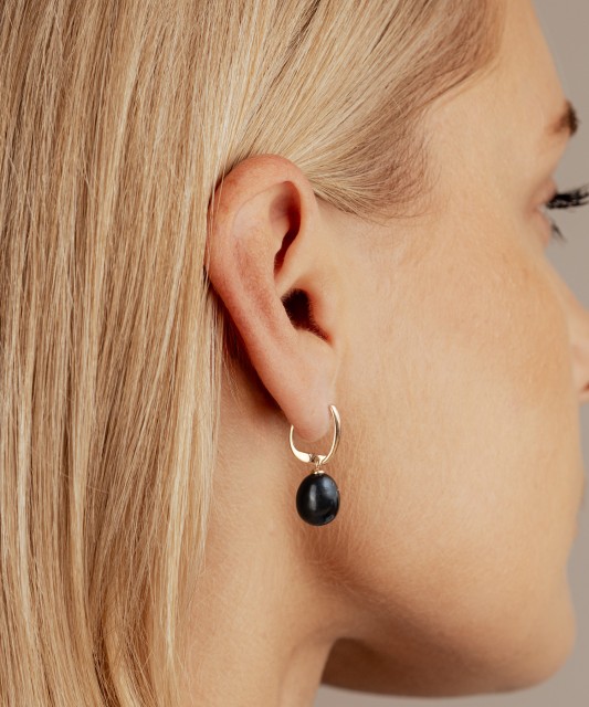 Gold earrings with pearl