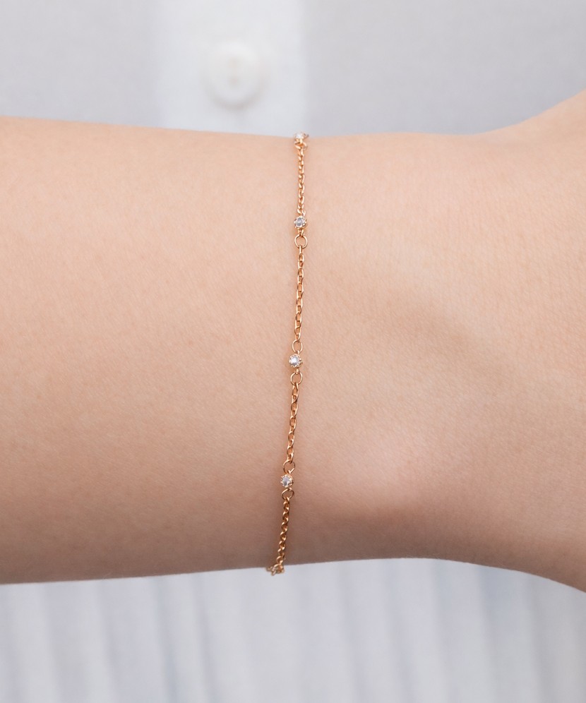 Gold bracelet with zircons