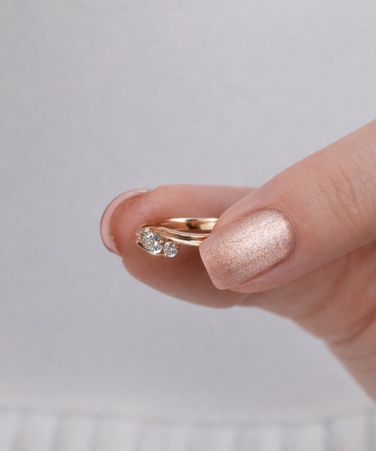 Gold ring with zircons