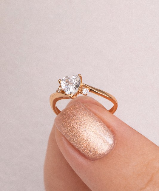 Gold ring with zircons