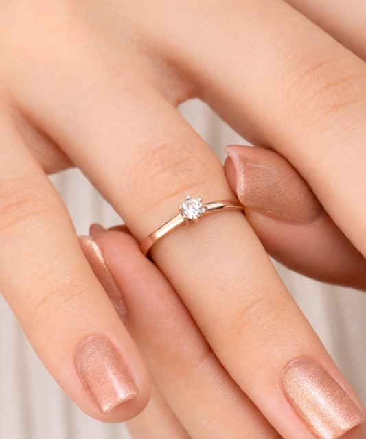 Gold ring with zircons