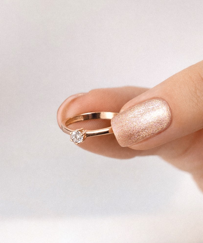 Gold ring with zircons