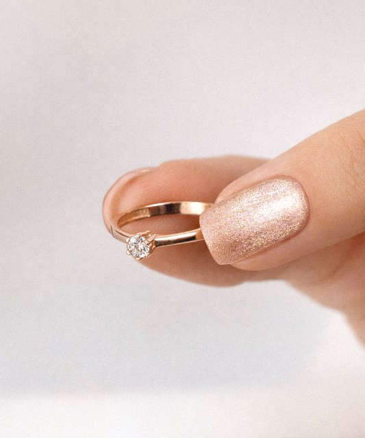 Gold ring with zircons