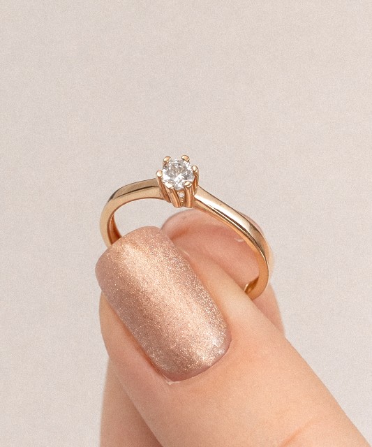 Gold ring with zircons