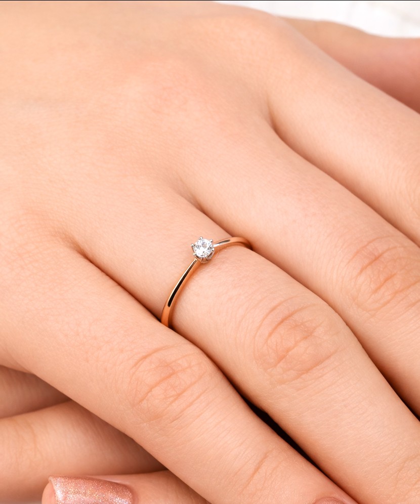 Gold ring with zircons