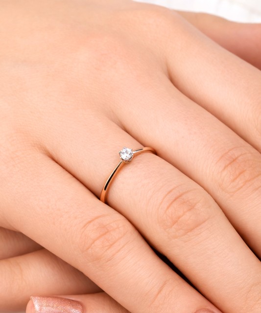 Gold ring with zircons