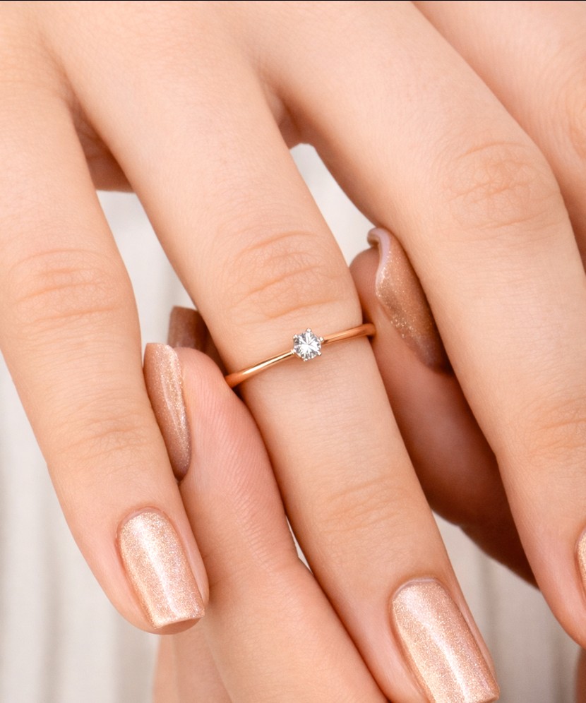 Gold ring with zircons