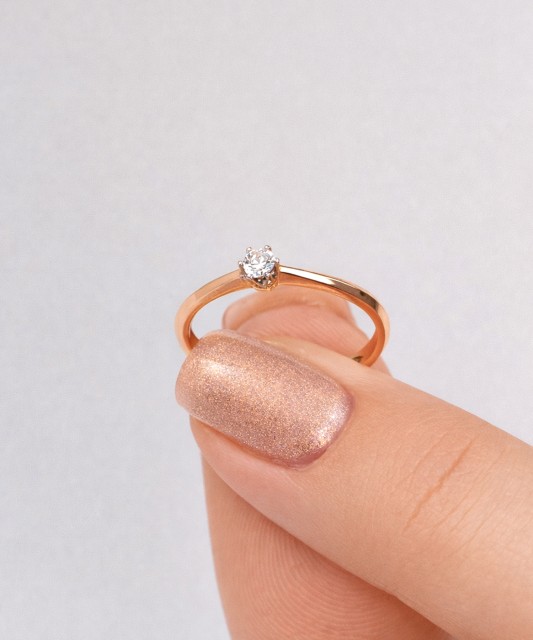 Gold ring with zircons