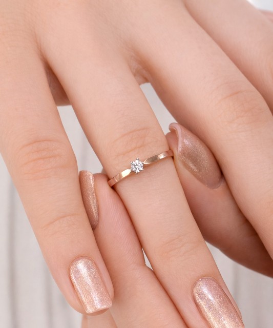 Gold ring with zircons