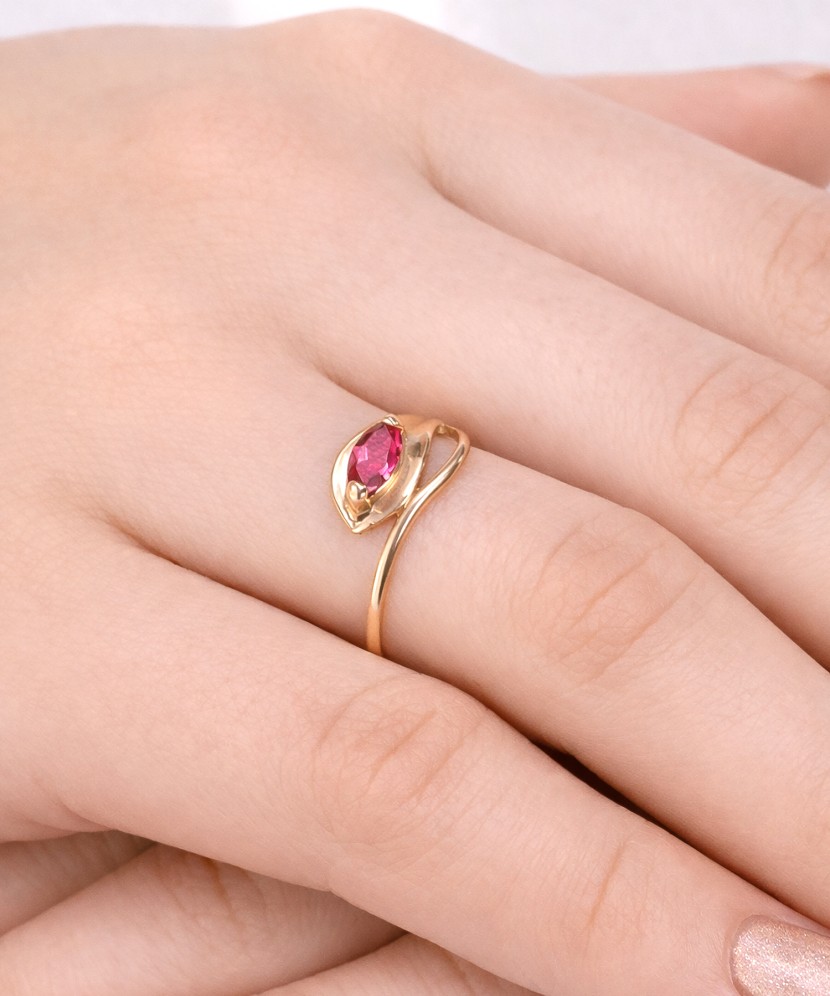Gold ring with zirconium