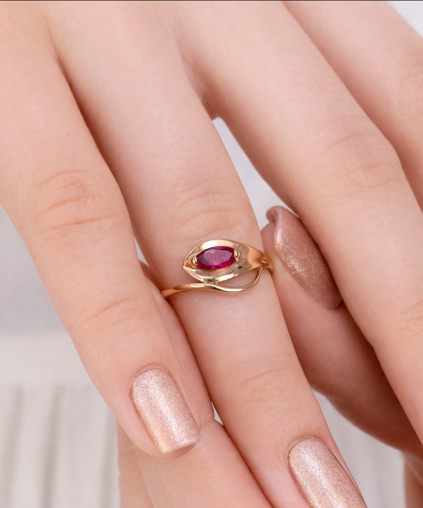 Gold ring with zirconium