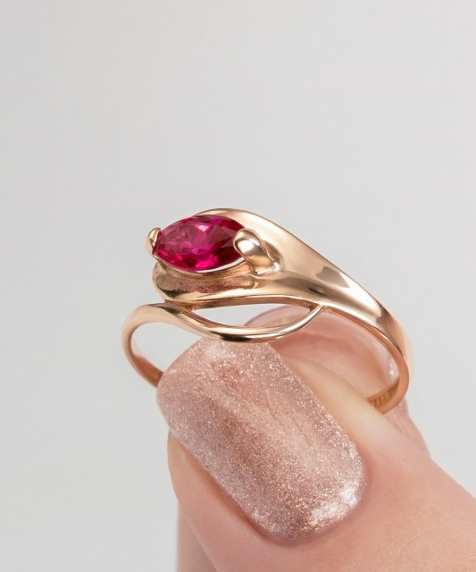 Gold ring with zirconium