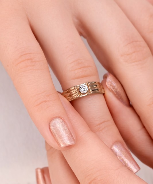 Gold ring with zircons