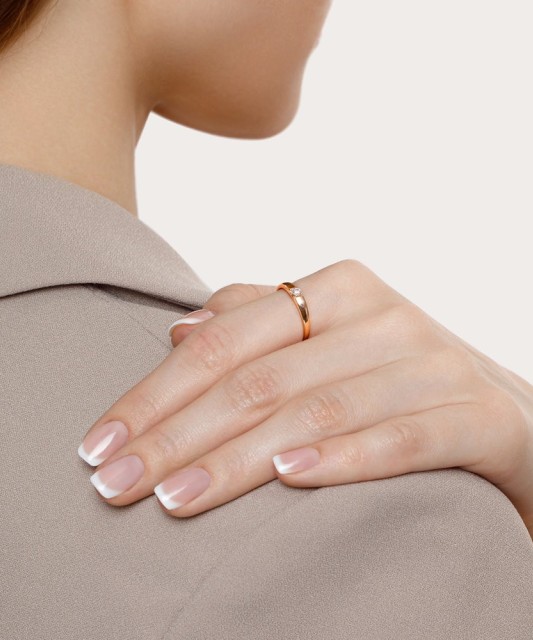 Gold ring with zircons