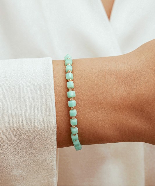 String bracelet with gold and onyxes