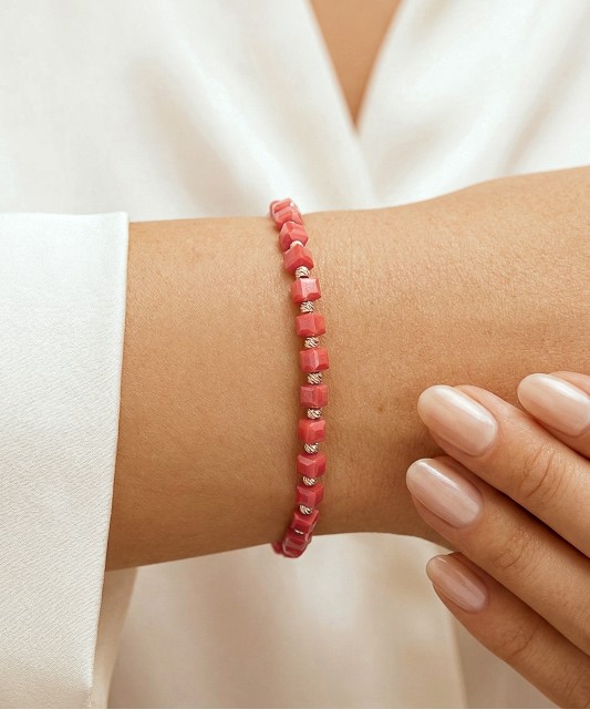 String bracelet with gold and onyxes