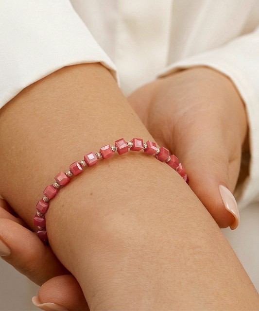 String bracelet with gold and onyxes