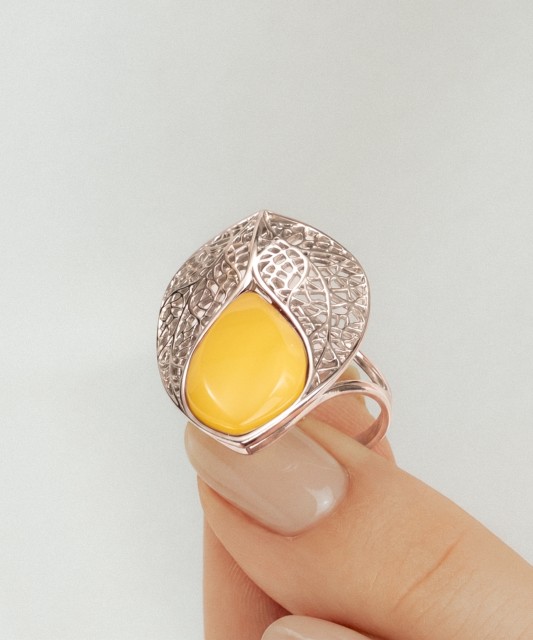 Серебряное кольцо с янтарём