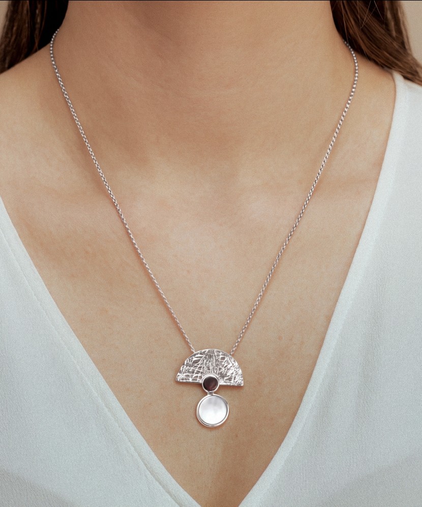 Серебряная цепочка с подвеской из янтаря и перламутра.