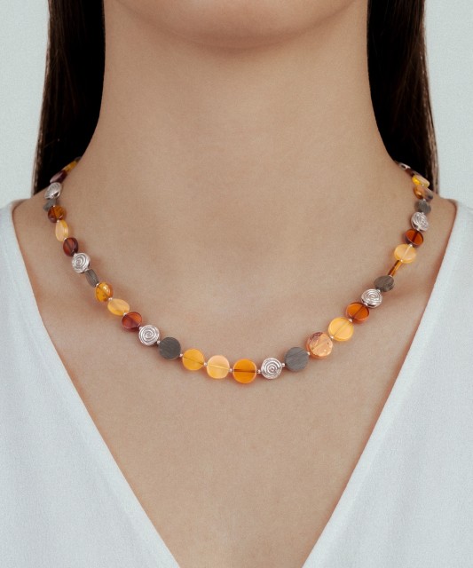 Necklace with amber and wood
