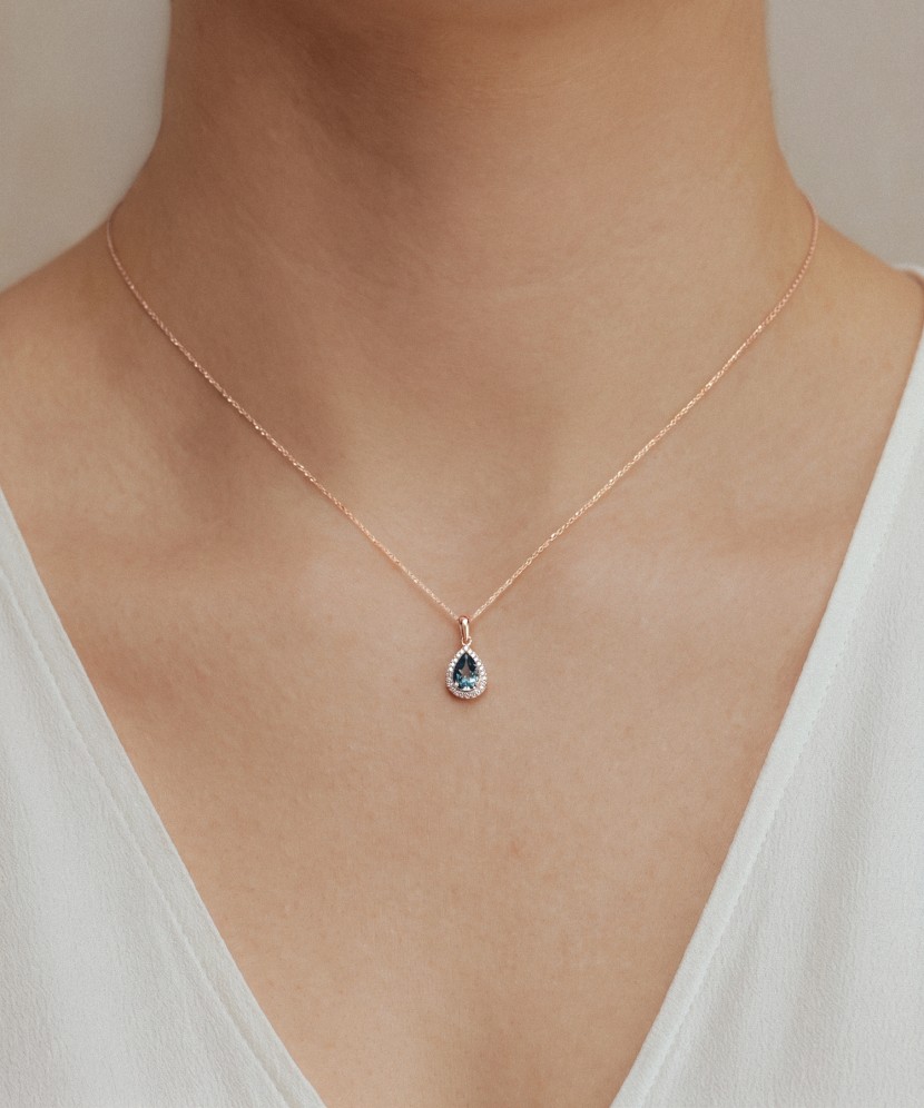 Золотой кулон с бриллиантами и лондонским топазом.