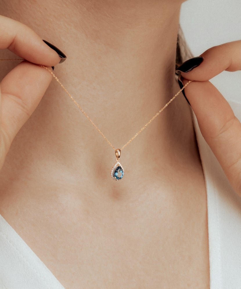 Gold pendant with diamonds and London topaz