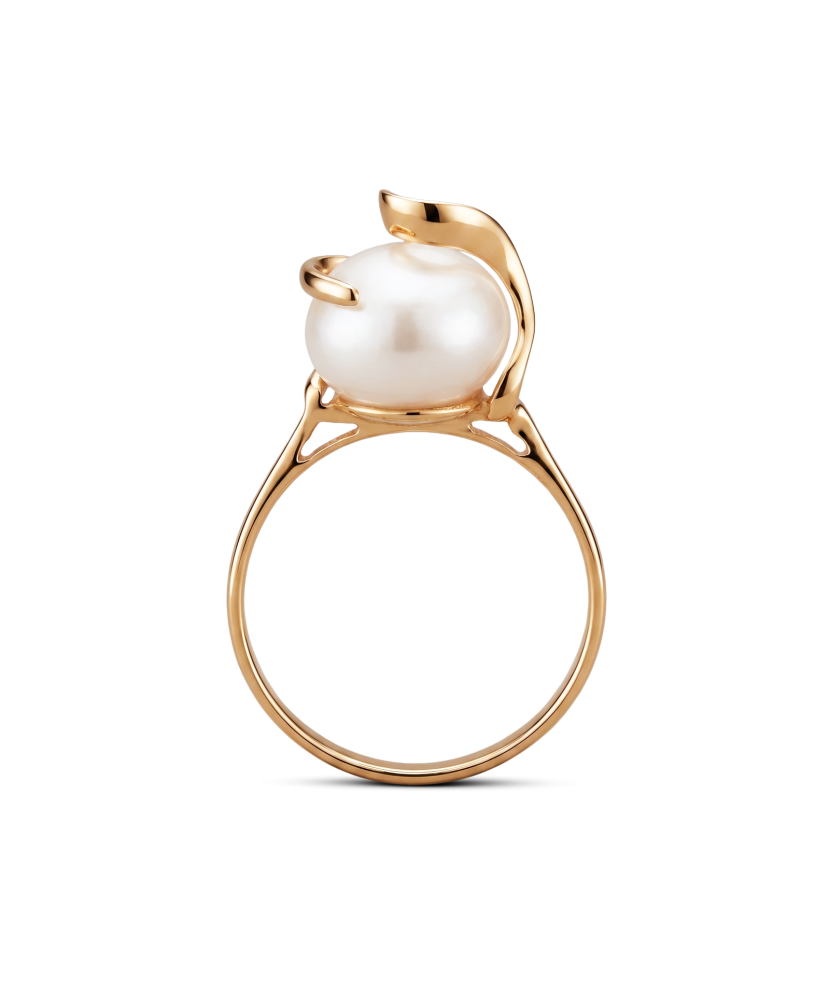 Gold ring with pearl