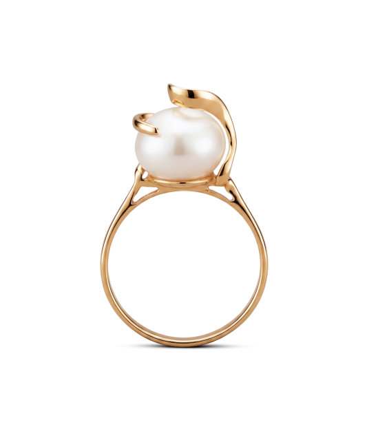 Gold ring with pearl