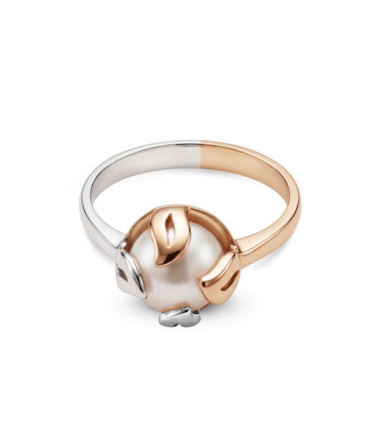 Gold ring with pearl