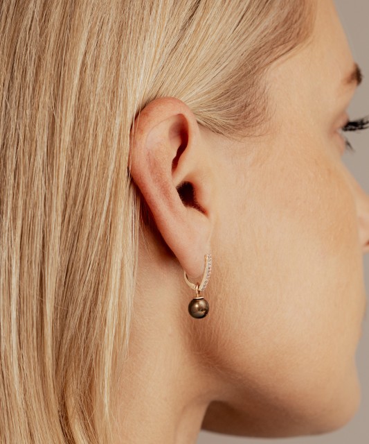 Gold earrings with pearls and zirconium