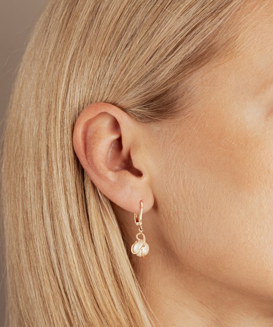 Gold earrings with pearls