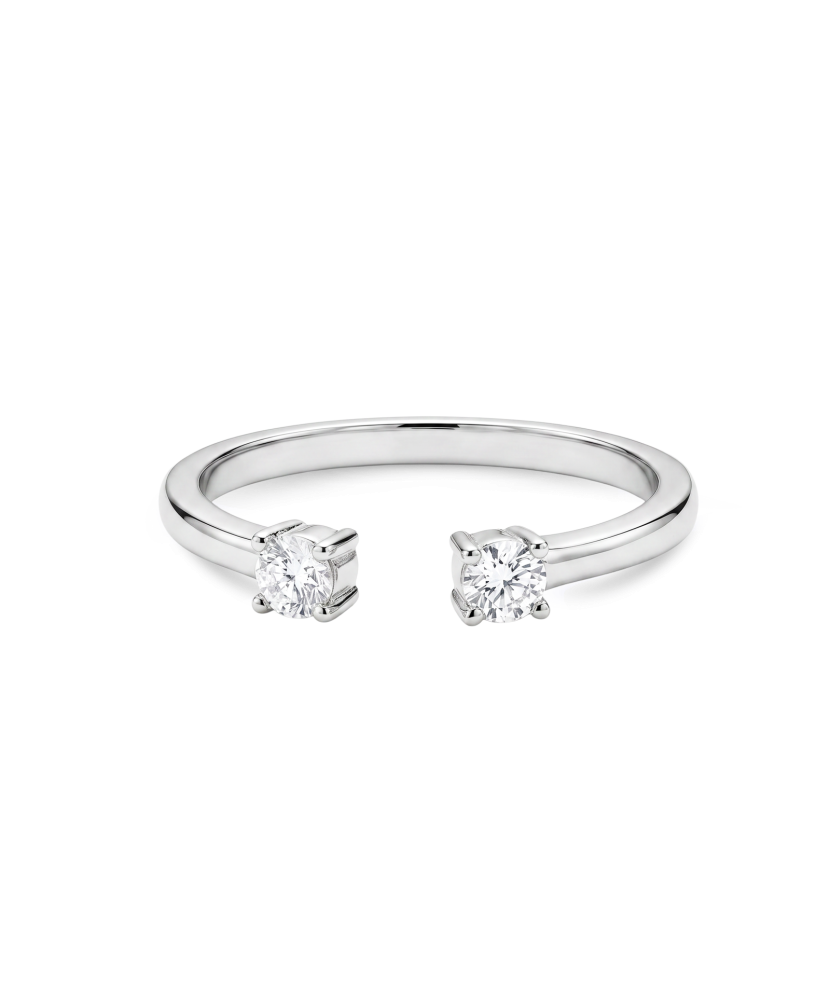 Sterling silver ring with zircons