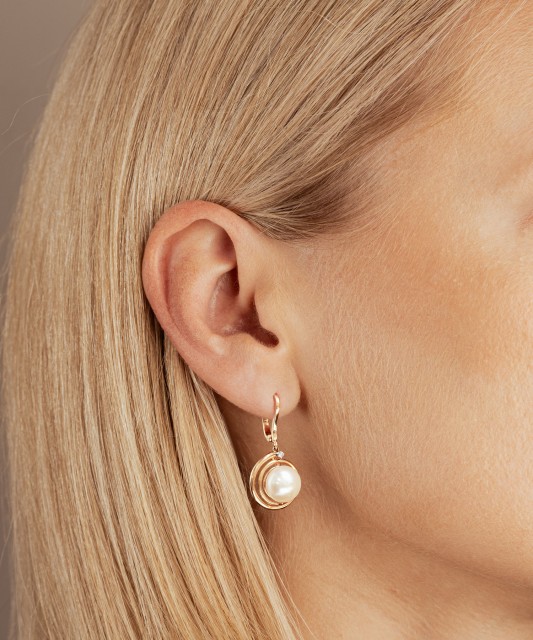 Gold earrings with pearls and zircons